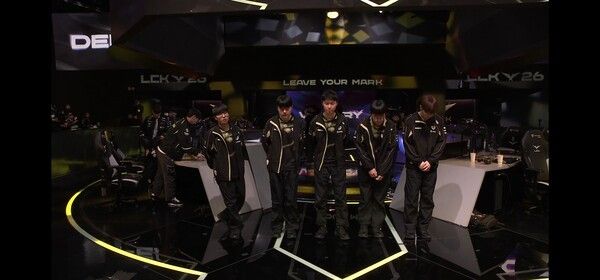 8일 서울 종로구 치지직 롤파크에서 열린 '2026 리그 오브 레전드 챔피언스 코리아' 정규 시즌 2경기 2세트에서 젠지가 T1을 상대로 ‘완성형 경기력’을 과시하며 2대0 완승을 거뒀다.(▲젠지 & T1=2:0). /사진=네이버 치지직 라이브영상 캡처