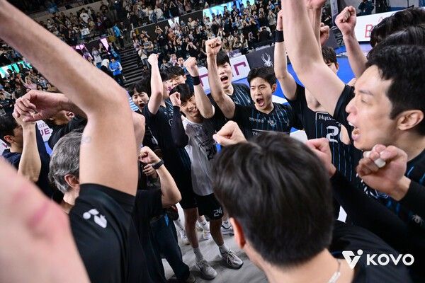 승리 후 환호하는 현대캐피탈. /사진=KOVO