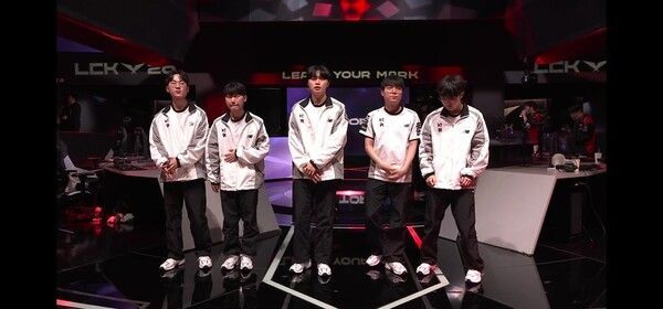 9일 서울 종로구 치지직 롤파크에서 열린 '2026 리그 오브 레전드 챔피언스 코리아' 정규 시즌 2경기 2세트에서 KT롤스터가 28분 농심레드포스의 넥서스를 파괴하고 개막 3연승을 질주하며 단독 선두에 올랐다. (▲KT 롤스터 & 농심 레드포스=2:0). /사진=네이버 치지직 라이브영상 캡처