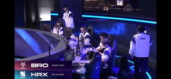 9일 서울 종로구 치지직 롤파크에서 열린 '2026 리그 오브 레전드 챔피언스 코리아' 정규 시즌 1경기 2세트, 패배 직전까지 몰렸던 키움DRX가 극적인 한타 뒤집기로 승부를 원점으로 돌렸다.(▲한진 브리온 & 키움 DRX : 1:1). /사진=네이버 치지직 라이브영상 캡처