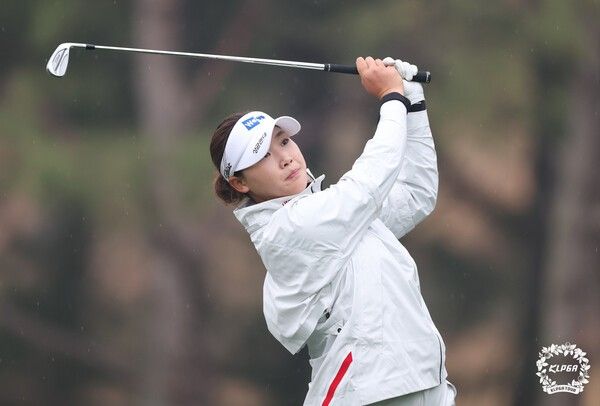 김민솔이&nbsp;‘iM금융오픈 2026’ 1라운드 13번 홀에서 티샷을 하고 있다. /사진=KLPGA
