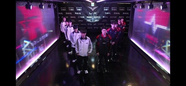 9일 서울 종로구 치지직 롤파크에서 열린 '2026 리그 오브 레전드 챔피언스 코리아' 정규 시즌 2경기 1세트에서 KT 롤스터가 후반 집중력과 운영에서 앞서며 난전을 뒤집고 짜릿한 역전승으로 1세트를 가져갔다. (▲KT 롤스터 & 농심 레드포스=1:0). /사진=네이버 치지직 라이브영상 캡처