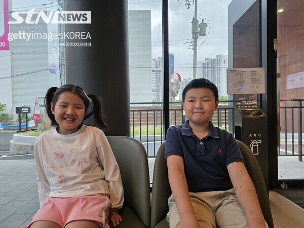 평택시펜싱협회 유소년 죽백초 이지원, 배다리초 이채령 선수가 인터뷰를 마치고 기념 촬영을 하고 있다./사진=STN
