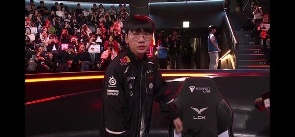 10일 서울 종로구 치지직 롤파크에서 열린 ‘2026 리그 오브 레전드 챔피언스 코리아(LCK)’ 정규 시즌 59번째 매치 2세트에서 T1과 디플러스 기아의 맞대결 최종 승자는 T1의 2:0 완승이다. (▲T1 & DK=2:0). /사진=네이버 치지직 라이브영상 캡처