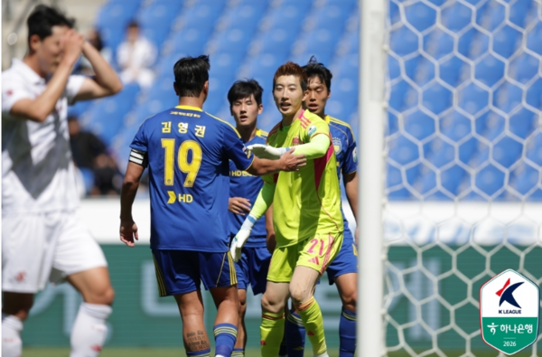 10일 울산 HD가 이동경의 결승골과 조현우의 연속 선방을 앞세워 부천FC를 꺾고 2연승을 달렸다.(▲ 울산 조현우가 홈경기 부천전에서 공을 막은 후 하이파이브하고 있다). /사진=대한프로축구연맹