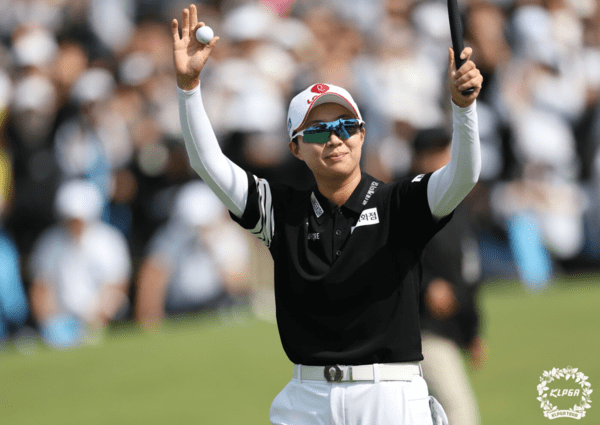 10일 김효주가 경기도 용인 수원 컨트리클럽 뉴코스(파72)에서 열린 NH투자증권 레이디스 챔피언십 최종 3라운드에서 버디 3개와 보기 2개를 묶어 1언더파 71타를 기록하며 우승을 차지했다.(▲김효주가 우승한 뒤 갤러리들을 향해 양손들고 인사하고 있다.). /사진=KLPGA