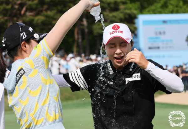 10일 김효주가 경기도 용인 수원 컨트리클럽 뉴코스(파72)에서 열린 NH투자증권 레이디스 챔피언십 최종 3라운드에서 버디 3개와 보기 2개를 묶어 1언더파 71타를 기록하며 우승을 차지했다.(▲김효주가 우승한 뒤 동료 선수들에게 축하 세레모니를 받고 있다). /사진=KLPGA