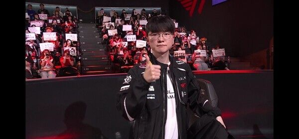 10일 서울 종로구 치지직 롤파크에서 열린 ‘2026 리그 오브 레전드 챔피언스 코리아(LCK)’ 정규 시즌 59번째 매치 2세트에서 T1과 디플러스 기아의 맞대결 최종 승자는 T1의 2:0 완승이다. (▲T1 & DK=2:0). /사진=네이버 치지직 라이브영상 캡처
