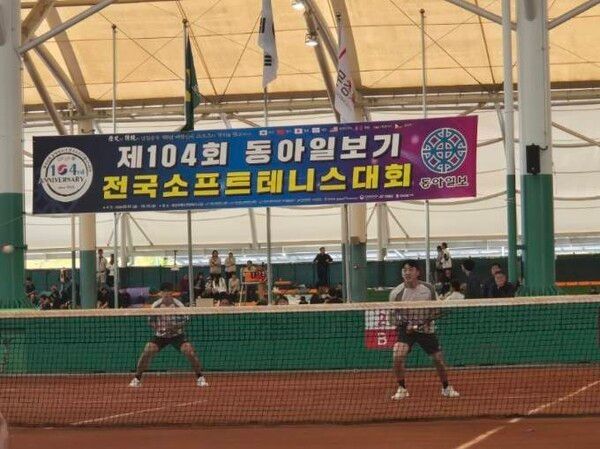 지난 5일 순천시청 소프트테니스팀이 경북 문경에서 열린 제104회 동아일보기 전국소프트테니스대회에서 단체전 경기를 펼치고 있다(좌측부터 추문수, 윤지환 선수) /사진=순천시