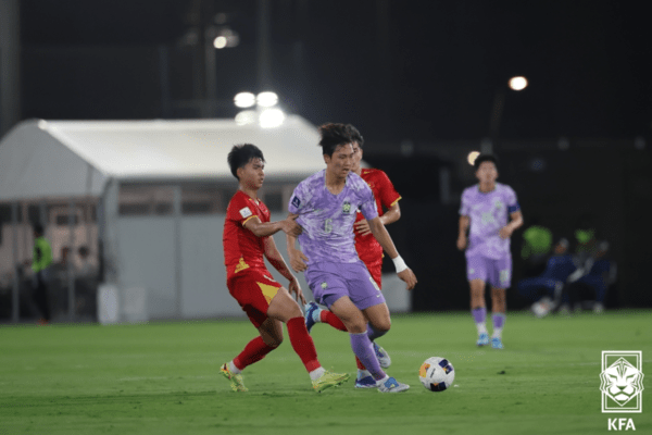 한국 17세 이하(U-17) 축구대표팀이 경기 종료 직전 무서운 집중력을 발휘하며 베트남을 상대로 짜릿한 역전승을 거뒀다. (▲11일(한국시간) 베트남전에서 정하원이 상대 선수와 경합하고 있다). /사진=KFA