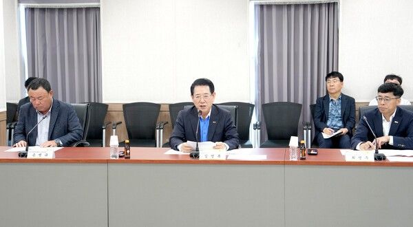 2.김영록 전라남도지사가 11일 전남체육회관서 열린 전라남도 장애인체육회 간담회에서 전남·광주특별시 출범에 따른 도·시군 체육단체 애로사항과 건의사항을 청취하고 있다./사진=전라남도