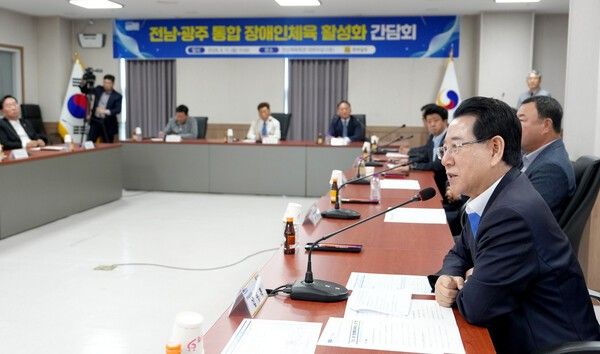 3.김영록 전라남도지사가 11일 전남체육회관서 열린 전라남도 장애인체육회 간담회에서 전남·광주특별시 출범에 따른 도·시군 체육단체 애로사항과 건의사항을 청취하고 있다/사진=전라남도