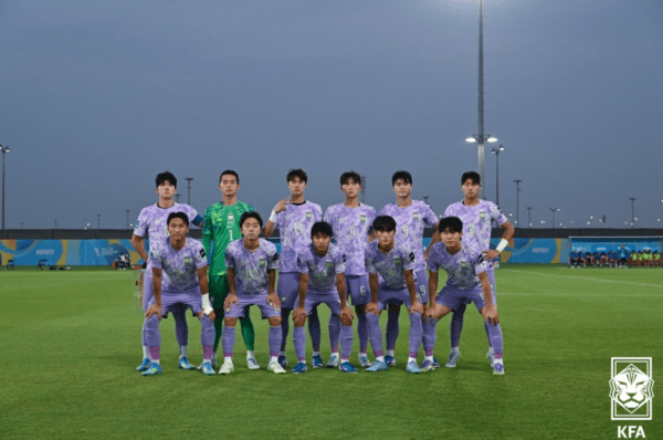 한국 17세 이하(U-17) 축구대표팀이 경기 종료 직전 무서운 집중력을 발휘하며 베트남을 상대로 짜릿한 역전승을 거뒀다. (▲베트남과의 경기에 선발 출전한 남자 U-17 대표팀 11명의 모습). /사진=KFA