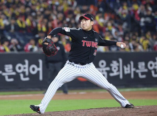 12일 LG가 서울 잠실야구장에서 열리는 삼성 라이온즈와의 주중 3연전을 앞두고 손주영의 마무리 보직 변경을 공식화했다.(▲지난해 대전 중구 한화생명볼파크에서 열린 2025 KBO 한국시리즈 3차전 LG 트윈스와 한화 이글스의 경기, 5회말 LG 선발 손주영이 공을 던지고 있다). /사진=뉴시스