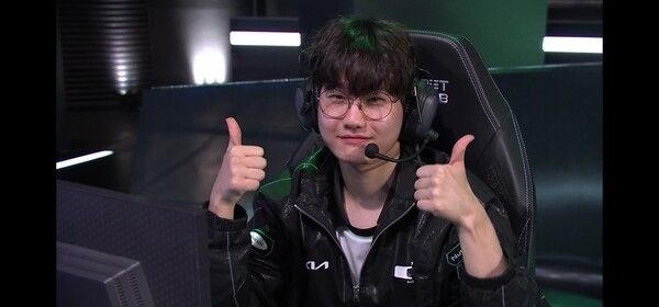 13일 서울 종로구 롤파크에서 열린 ‘2026 리그 오브 레전드 챔피언스 코리아(LCK)’ 정규 시즌 2라운드 1경기 1세트에서 디플러스 기아가 압도적인 바텀 주도권과 날카로운 운영으로 DN을 완파하면 1승을 선취했다. (▲DK & DNS=1:0)./사진=네이버 치지직 라이브영상 캡처