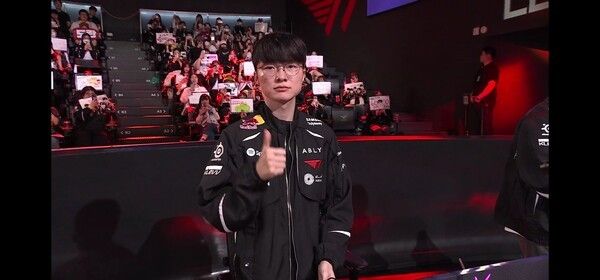 13일 서울 종로구 롤파크에서 열린 2026 LCK 정규시즌 2라운드 1경기 2세트에서 T1이 위기의 순간마다 집중력을 끌어올리며 농심 레드포스를 세트 스코어 2대0으로 완파했다. (▲T1 & NS=2:0 / POM=FAKER). /사진=네이버 치지직 라이브영상 캡처