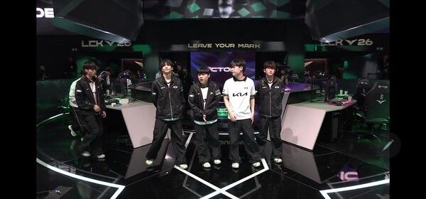 13일 서울 종로구 롤파크에서 열린 ‘2026 리그 오브 레전드 챔피언스 코리아(LCK)’ 정규 시즌 2라운드 1경기 2세트에서 디플러스 기아가 바텀 주도권과 정교한 운영을 앞세워 DN 수퍼스를 2:0으로 완파했다. (▲DK & DNS=2:0). /사진=네이버 치지직 라이브영상 캡처