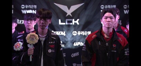 13일 서울 종로구 롤파크에서 열린 ‘2026 리그 오브 레전드 챔피언스 코리아(LCK)’ 정규 시즌 2라운드 1경기 1세트에서 T1이 농심 레드포스를 상대로 1승을 먼저 선취했다.(▲T1 & 농심 레드포스 =1:0)./사진=네이버 치지직 라이브영상 캡처