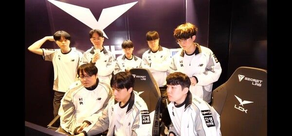 14일 서울 종로구 그랑서울 롤파크 LCK아레나에서 열린 2026 LCK 정규 시즌 2라운드 2경기 1세트에서 KT 롤스터는 키움 DRX를 상대로 완승을 거두며 먼저 1승을 선취했다.(▲KT 롤스터 & 키움 DRX=1:0). /사진=네이버 치지직 라이브영상 캡처