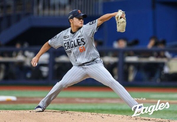 14일, 한화는 서울 고척스카이돔에서 열린 2026 신한 SOL KBO리그 원정 경기에서 키움을 10-1로 제압했다.(▲ 한화이글스 선발 정우주가 역투를 펼치고 있다. ). /사진=한화 이글스