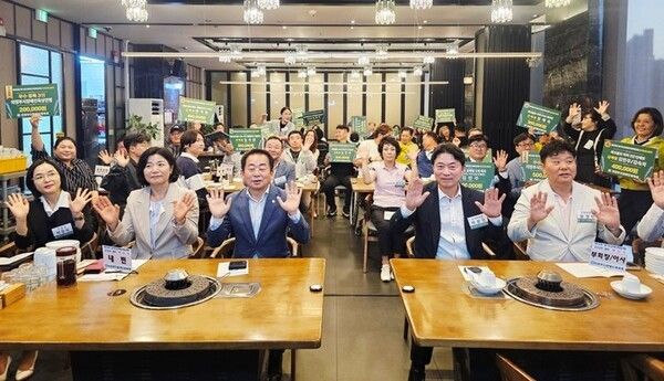 '제16회 경기도장애인체육대회 2026 광주' 출전 선수단 해단식 및 만찬 행사에서 성공적인 대회 마무리를 축하하며, 다 같이 양손을 번쩍 들고 단체 기념 촬영을 하고 있다./사진=의정부시
