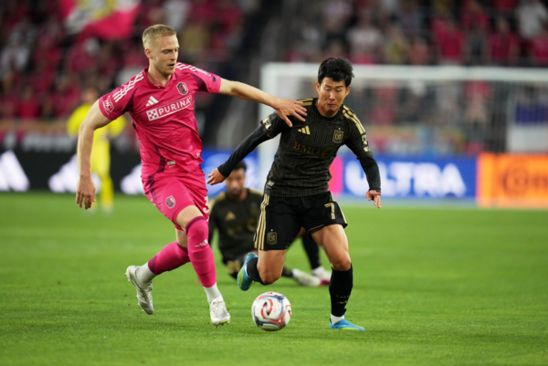 손흥민의 LAFC는 14일(한국시간) 미국 미주리주 세인트루이스 에너자이저 파크에서 열린 MLS 13라운드 원정 경기에서 정상빈이 속한 세인트루이스 시티에 1-2로 패했다.(▲13일(현지 시간) LA FC의 손흥민(오른쪽)이 미 미주리주 세인트루이스 에너자이저 파크에서 열린 2026 MLS 13라운드 세인트루이스 시티 SC와 경기 중 공을 다투고 있다). /사진=뉴시스