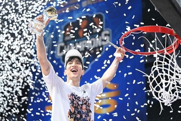 2025-2026 LG전자 프로농구 챔피언결정전에서 MVP로 선정된 부산 KCC 허훈. /사진=KBL