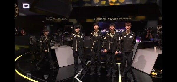 14일 서울 종로구 롤파크 LCK아레나에서 열린 2026 LCK 정규시즌 1라운드 1경기 2세트에서 세트스코어 2대0으로 꺾었다. 이날 승리로 젠지는 7연승과 함께 시즌 10승(3패)을 기록하며 단독 2위를 유지했다. (▲GEN & BNK=2:0). /사진=네이버 치지직 라이브영상 캡처