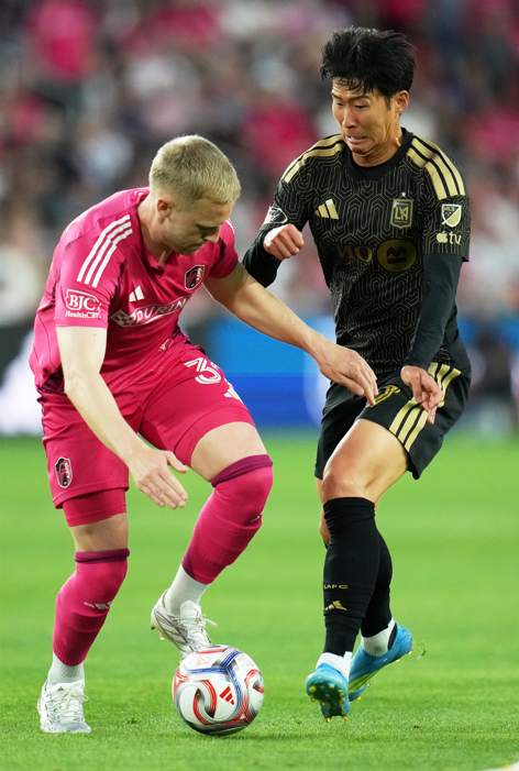 손흥민의 LAFC는 14일(한국시간) 미국 미주리주 세인트루이스 에너자이저 파크에서 열린 MLS 13라운드 원정 경기에서 정상빈이 속한 세인트루이스 시티에 1-2로 패했다.(▲13일(현지 시간) LA FC의 손흥민(오른쪽)이 미 미주리주 세인트루이스 에너자이저 파크에서 열린 2026 MLS 13라운드 세인트루이스 시티 SC와 경기 중 공을 다투고 있다). /사진=뉴시스