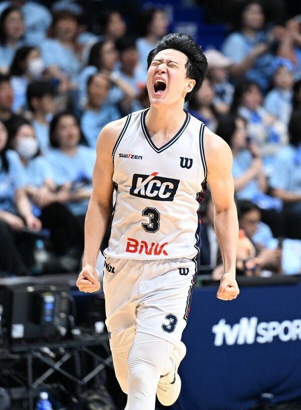 고양 소노전에서 3점슛 성공 후 포효하는 부산 KCC 허웅. /사진=KBL