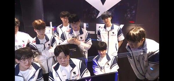 14일 서울 종로구 LCK 아레나에서 열린 2026 LCK 정규 시즌 2라운드 2경기 2세트에서 키움 DRX가 KT 롤스터를 꺾고 세트 스코어 1대1 균형을 맞췄다. (▲KT 롤스터 & 키움 DRX=1:1). /사진=네이버 치지직 라이브영상 캡처