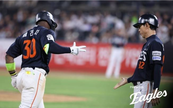 15일 한화는 수원 KT위즈파크에서 열린 2026 신한 SOL KBO리그 원정 경기에서 KT를 5-3으로 제압했다. (▲15일 한화 페라자자 8회 쐐기 홈런을 치고 베이스를 돌고 있다). /사진=한화 이글스