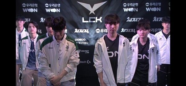 15일 서울 종로구 롤파크에서 열린 2026 LCK 정규시즌 2라운드 2경기 1세트에서 한진브리온이 DN수퍼스를 꺾고 먼저 웃었다. (▲BRO & DNS=1:0)./사진=네이버 치지직 라이브영상 캡처