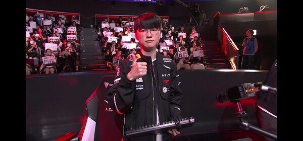 16일 서울 종로구 롤파크에서 열린 2026 LCK 정규시즌 2라운드 ‘세러데이 쇼다운’. 이날 승자는 결국 T1이었다.(▲T1 & GEN=2:1)./사진=네이버 치지직 라이브영상 캡처