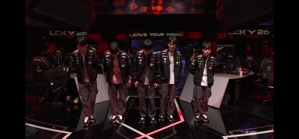 16일 서울 종로구 롤파크에서 열린 2026 LCK 정규시즌 2라운드 ‘세러데이 쇼다운’. 이날 승자는 결국 T1이었다.(▲T1 & GEN=2:1)./사진=네이버 치지직 라이브영상 캡처