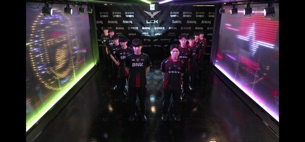 16일 서울 종로구 롤파크에서 열린 2026 LCK 정규시즌 경기 1세트에서 BNK 피어엑스가 농심 레드포스를 꺾고 먼저 웃었다. (▲BNK피어엑스 & 농심 피어엑스=1:0)./사진=네이버 치지직 라이브영상 캡처