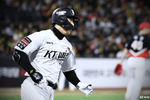 17일 KT 위즈가 수원 KT위즈파크에서 열린 2026 신한 SOL KBO리그 홈 경기에서 한화 이글스를 8-7로 제압했다.(▲KT의 지명타자 이정훈 _ 9회말 1사 1·3루서 결승타) /사진=KT위즈