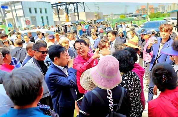 울진군수 재선도전에 나선 손병복 국민의힘 후보가 17일 선거캠프 개소식에서 지지자들의 응원에 환대하고 있다./ 사진 = 손병복 후보 선거사무소