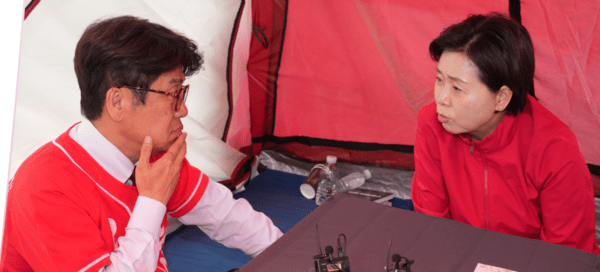 유의동 후보가 단식 투쟁중인 양향자 경기도지사 후보를 찾아가 위로를 하고 있다./사진=국민의힘 유의동 후보 캠프