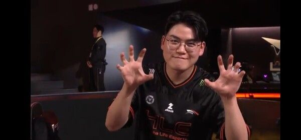 1일 서울 종로구 치지직 롤파크에서 열린 ‘2026 리그 오브 레전드 챔피언스 코리아(LCK)’ 정규 시즌 2라운드 경기에서 한화생명e스포츠가 T1과의 풀세트 접전 끝에 2대1 승리를 거두며 8연승을 질주, 단독 선두에 올랐다. (▲HLE & T1=2:1)./사진=네이버 치지직 라이브영상 캡처