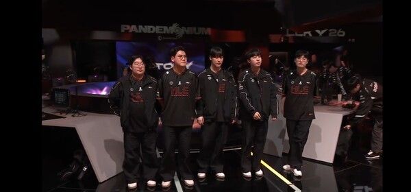 1일 서울 종로구 치지직 롤파크에서 열린 ‘2026 리그 오브 레전드 챔피언스 코리아(LCK)’ 정규 시즌 2라운드 경기에서 한화생명e스포츠가 T1과의 풀세트 접전 끝에 2대1 승리를 거두며 8연승을 질주, 단독 선두에 올랐다. (▲HLE & T1=2:1)./사진=네이버 치지직 라이브영상 캡처