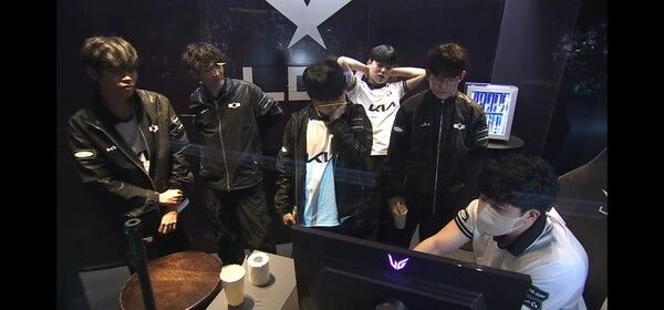2일 서울 종로구 치지직 롤파크에서 열린 ‘2026 리그 오브 레전드 챔피언스 코리아(LCK)’ 정규 시즌 1라운드 경기 2세트에서 디플러스 기아가 젠지를 꺾고 승부를 1대1 원점으로 돌렸다. (▲GEN & DK=1:1). /사진=네이버 치지직 라이브영상 캡처
