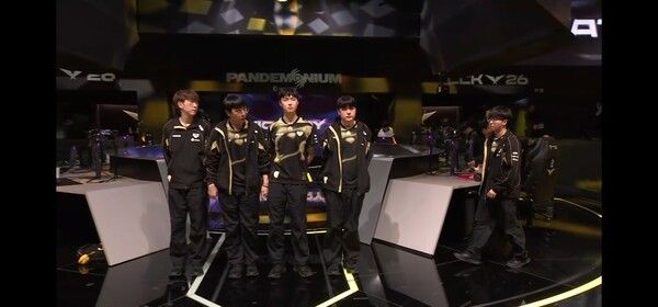 2일 서울 종로구 치지직 롤파크에서 열린 ‘2026 리그 오브 레전드 챔피언스 코리아(LCK)’ 정규 시즌 1라운드 경기 3세트에서 젠지가 디플러스 기아를 세트 스코어 2대1로 제압했다. (▲GEN & DK=2:1). /사진=네이버 치지직 라이브영상 캡처