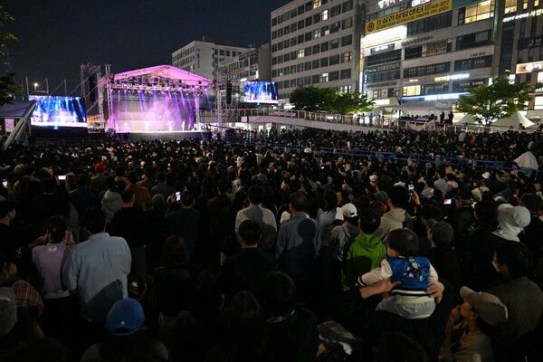안산국제거리극축제에서 시민들이 동춘서커스단의 개막공연을 관람하고 있다/사진=안산시