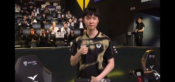 2일 서울 종로구 치지직 롤파크에서 열린 ‘2026 리그 오브 레전드 챔피언스 코리아(LCK)’ 정규 시즌 1라운드 경기 3세트에서 젠지가 디플러스 기아를 세트 스코어 2대1로 제압했다. (▲GEN & DK=2:1). /사진=네이버 치지직 라이브영상 캡처