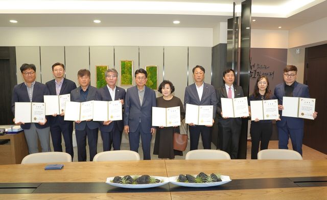 대구 북구청에서 열린 복현 재건축 유공자 표창 수여식에서 관계자들이 기념촬영을 하고 있다./사진=대구 북구청