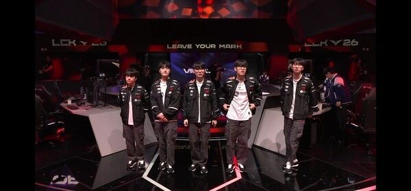 20일 서울 종로구 롤파크에서 열린 2026 LCK 정규 시즌 2라운드 1경기 3세트에서 T1이 풀세트 접전 끝에 키움 DRX를 제압하고 레전드 그룹 진출을 확정했다. (▲T1 & KRX=2:1)./사진=네이버 치지직 라이브영상 캡처