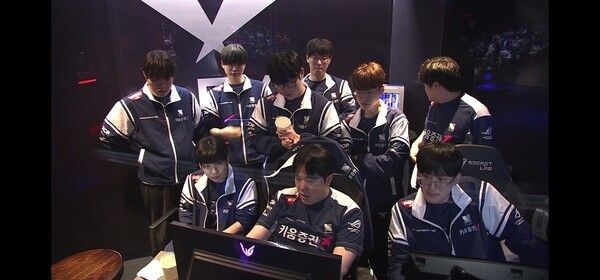 20일 서울 종로구 롤파크에서 열린 2026 LCK 정규 시즌 2라운드 1경기 2세트에서 키움 DRX가 T1을 잡고 세트 스코어 1-1 균형을 맞췄다. (▲T1 & KRX=1:1)./사진=네이버 치지직 라이브영상 캡처