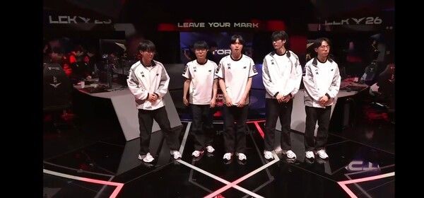 20일 서울 종로구 롤파크에서 열린 2026 리그 오브 레전드 챔피언스 코리아 정규 시즌 2라운드 2경기 3세트에서 KT 롤스터가 풀세트 접전 끝에 농심 레드포스를 꺾고 3연승을 달렸다. (▲KT롤스터& NS=2:1)./사진=네이버 치지직 라이브영상 캡처