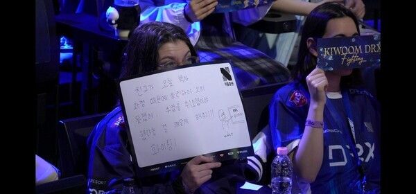 20일 서울 종로구 롤파크에서 열린 2026 LCK 정규 시즌 2라운드 1경기 2세트에서 키움 DRX가 T1을 잡고 세트 스코어 1-1 균형을 맞췄다. (▲T1 & KRX=1:1)./사진=네이버 치지직 라이브영상 캡처